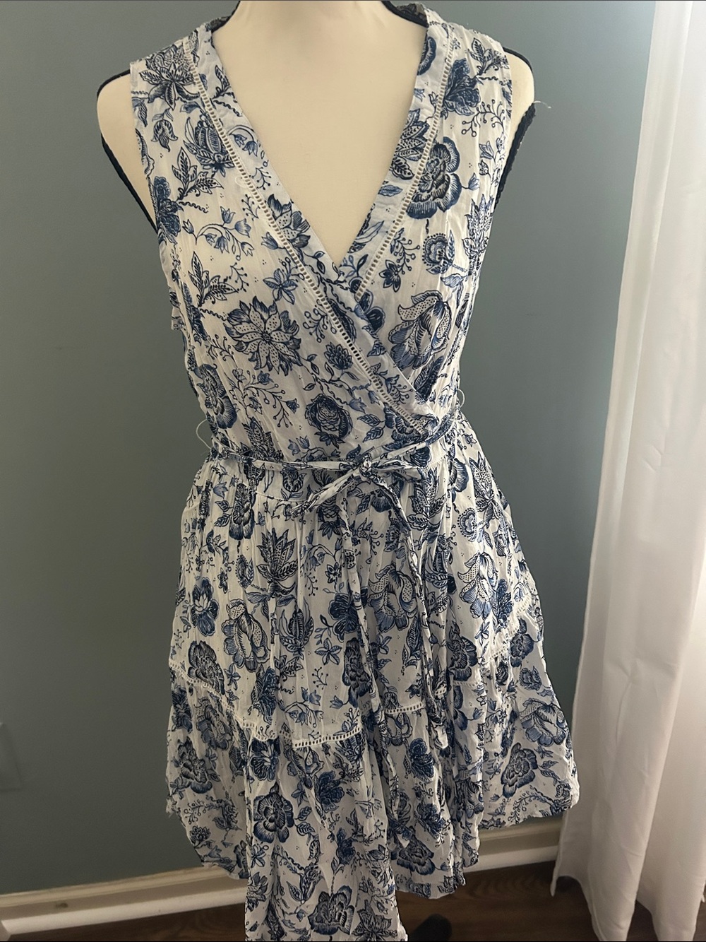 Lucky Brand Sleeveless Blue Floral Wrap Dress - White & Navy